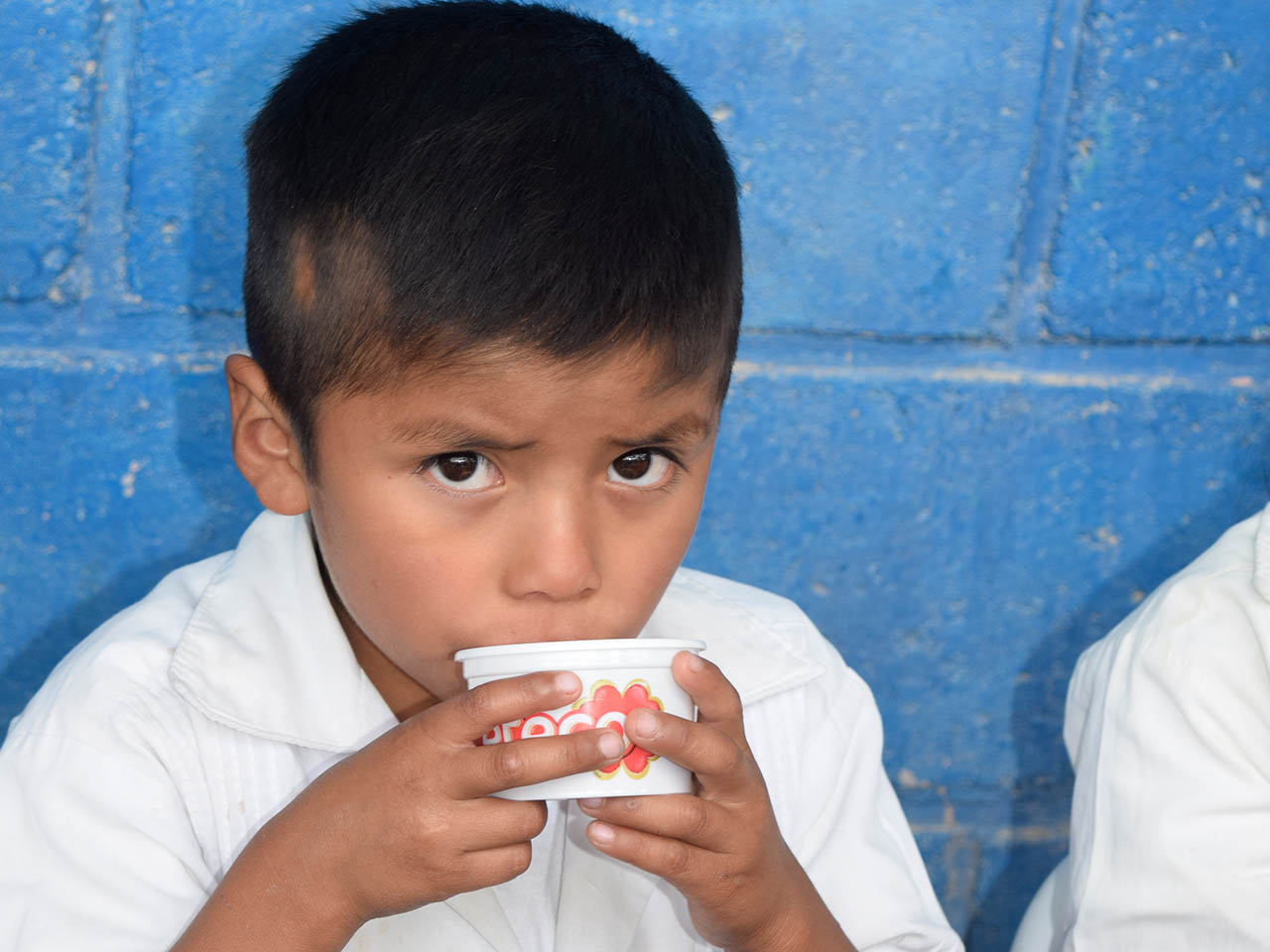 niños y niñas de la escuela 21 de Octubre disfrutarón de su merienda